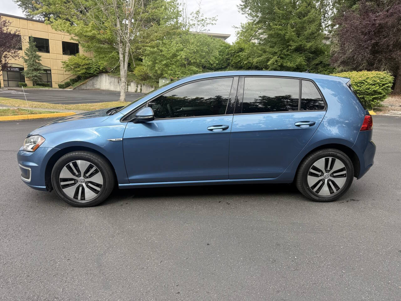 Used 2016 Volkswagen e-Golf SE FWD image 2