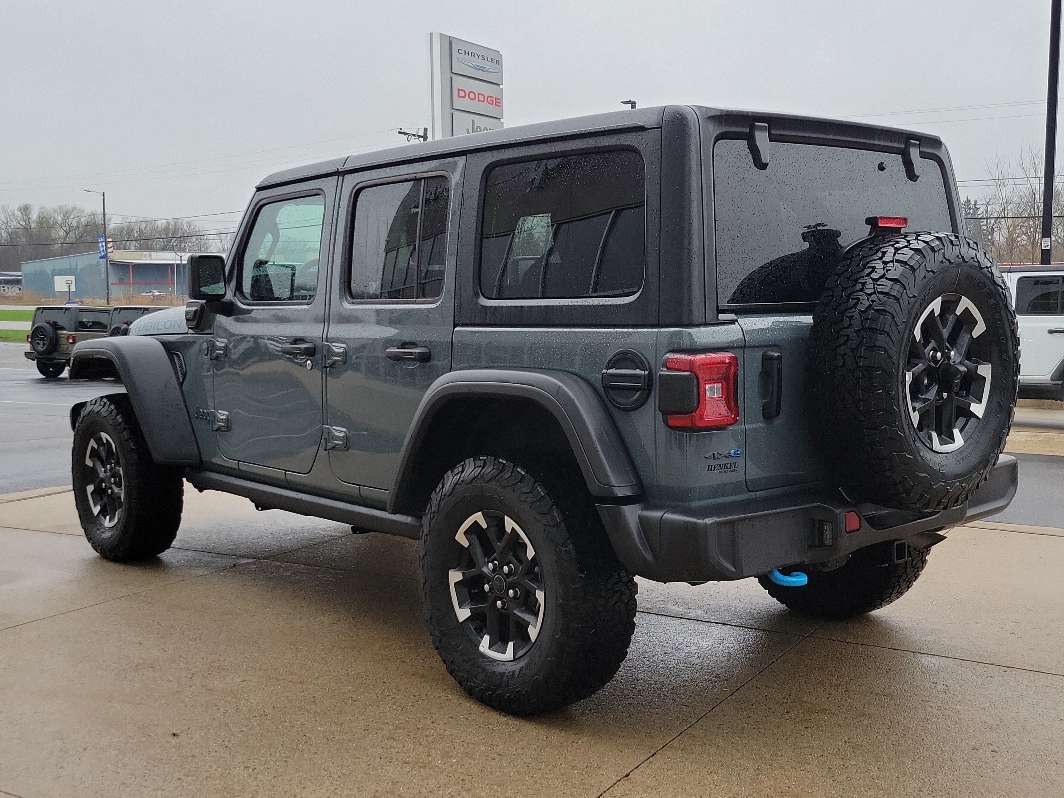 Used 2025 Jeep Wrangler Unlimited Rubicon 4xe w/ Convenience Group AWD/4WD image 3