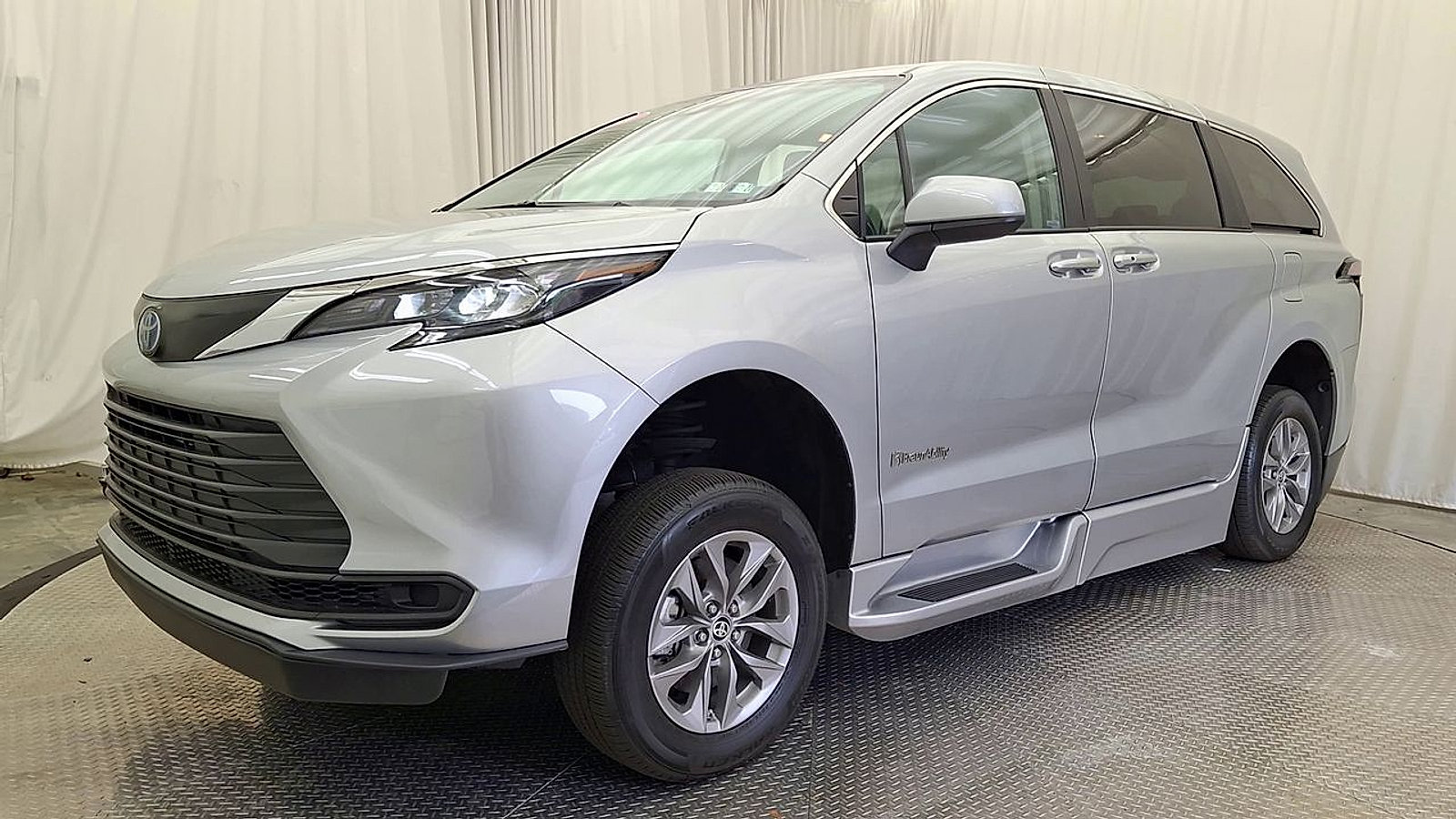 Used 2024 Toyota Sienna LE FWD image 10