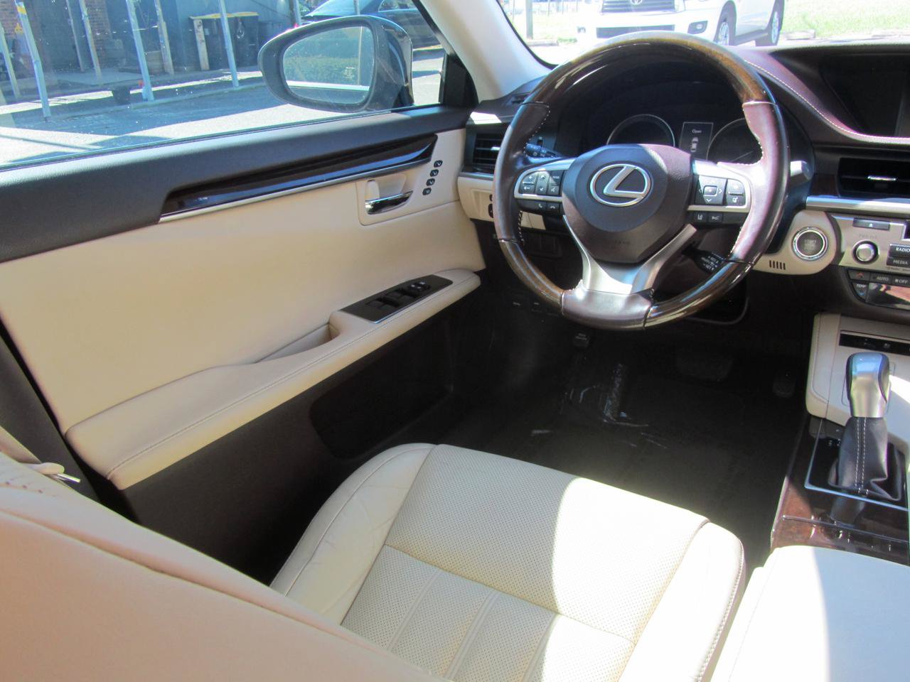 Used 2016 Lexus ES 350 w/ Luxury Pkg & Navigation w/ Luxury Package w/Wood Trim FWD image 12