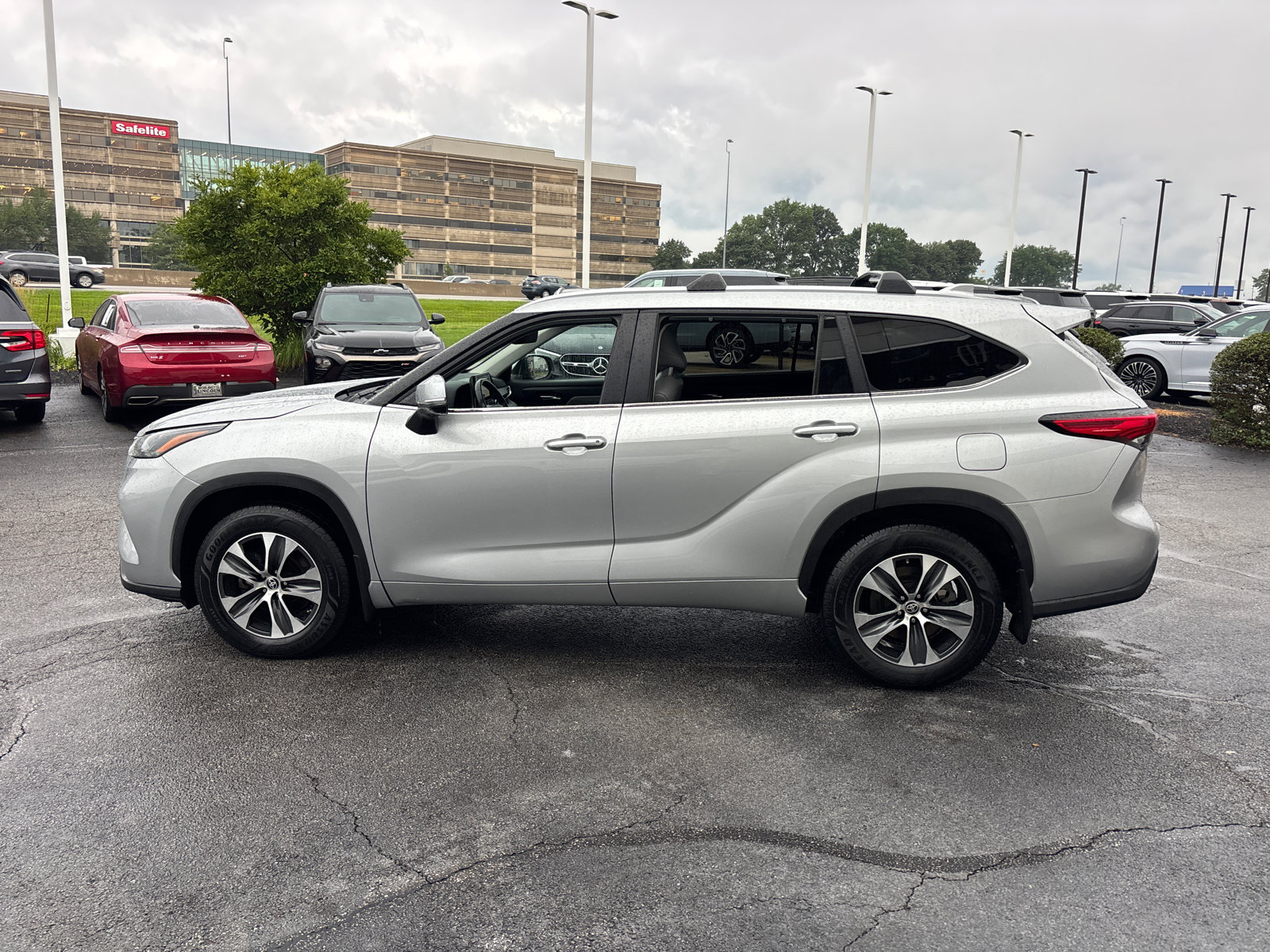 Used 2023 Toyota Highlander XLE AWD/4WD image 4