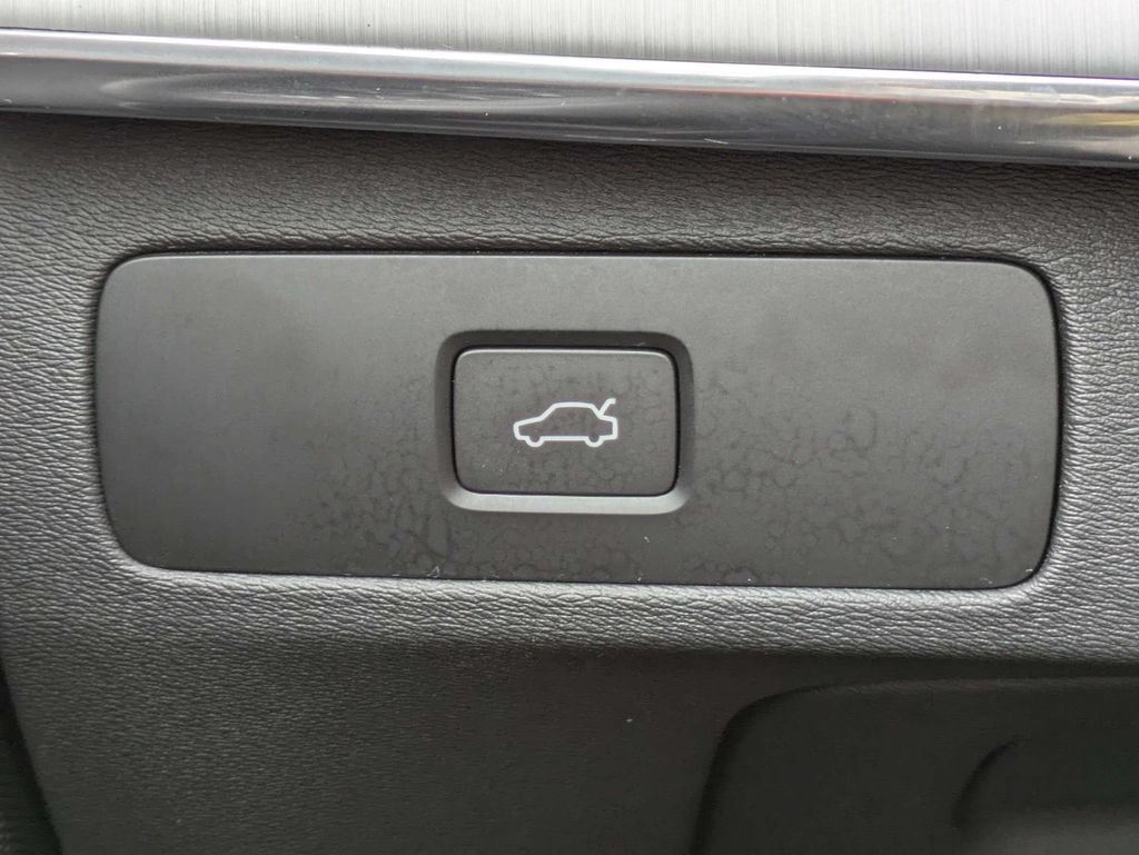 Certified 2025 Volvo XC90 B5 Core AWD/4WD image 35