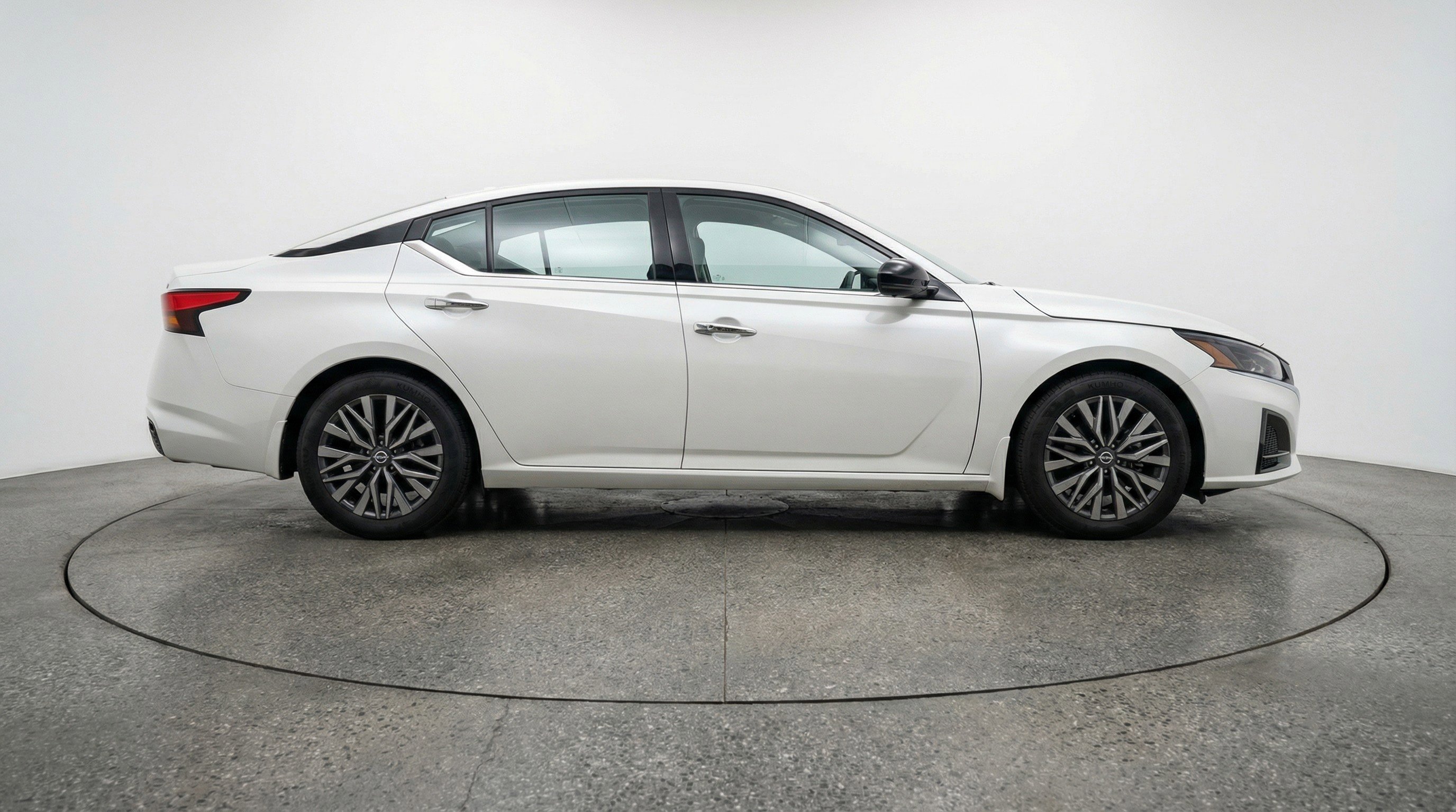 Used 2025 Nissan Altima 2.5 SV FWD image 11