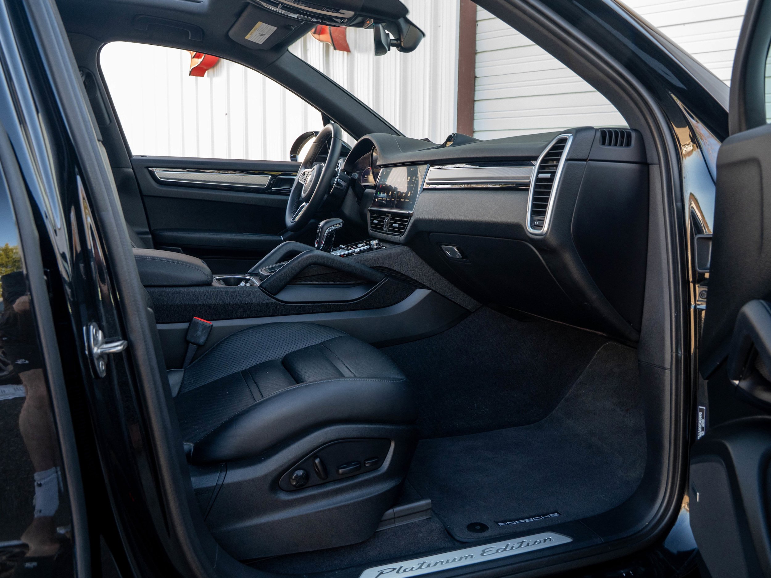Certified 2023 Porsche Cayenne Platinum Edition image 28