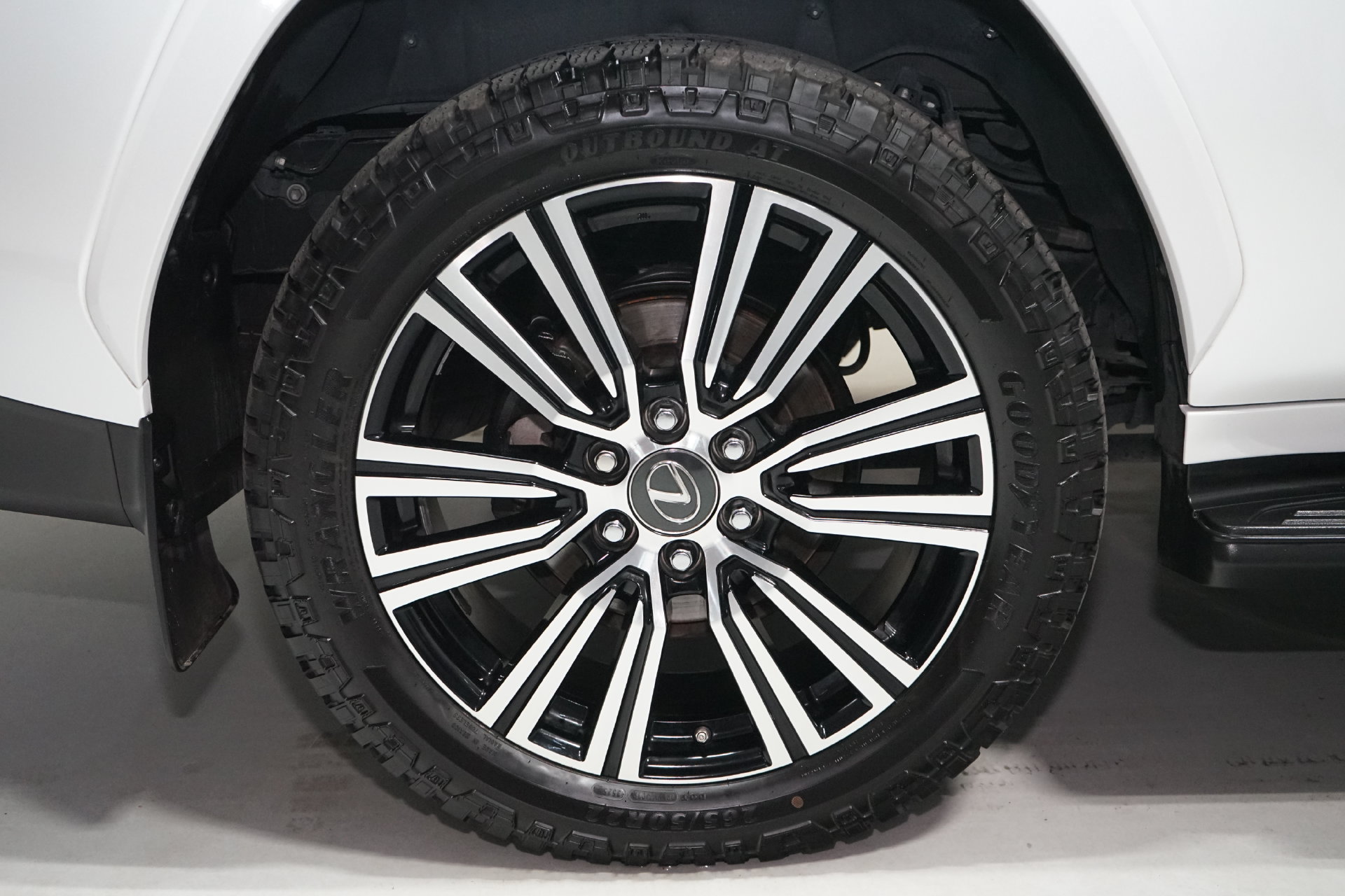 Used 2023 Lexus LX 600 4WD w/ Accessory Package (Z1) image 35