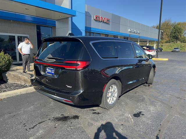 Used 2023 Chrysler Pacifica Touring-L FWD image 7