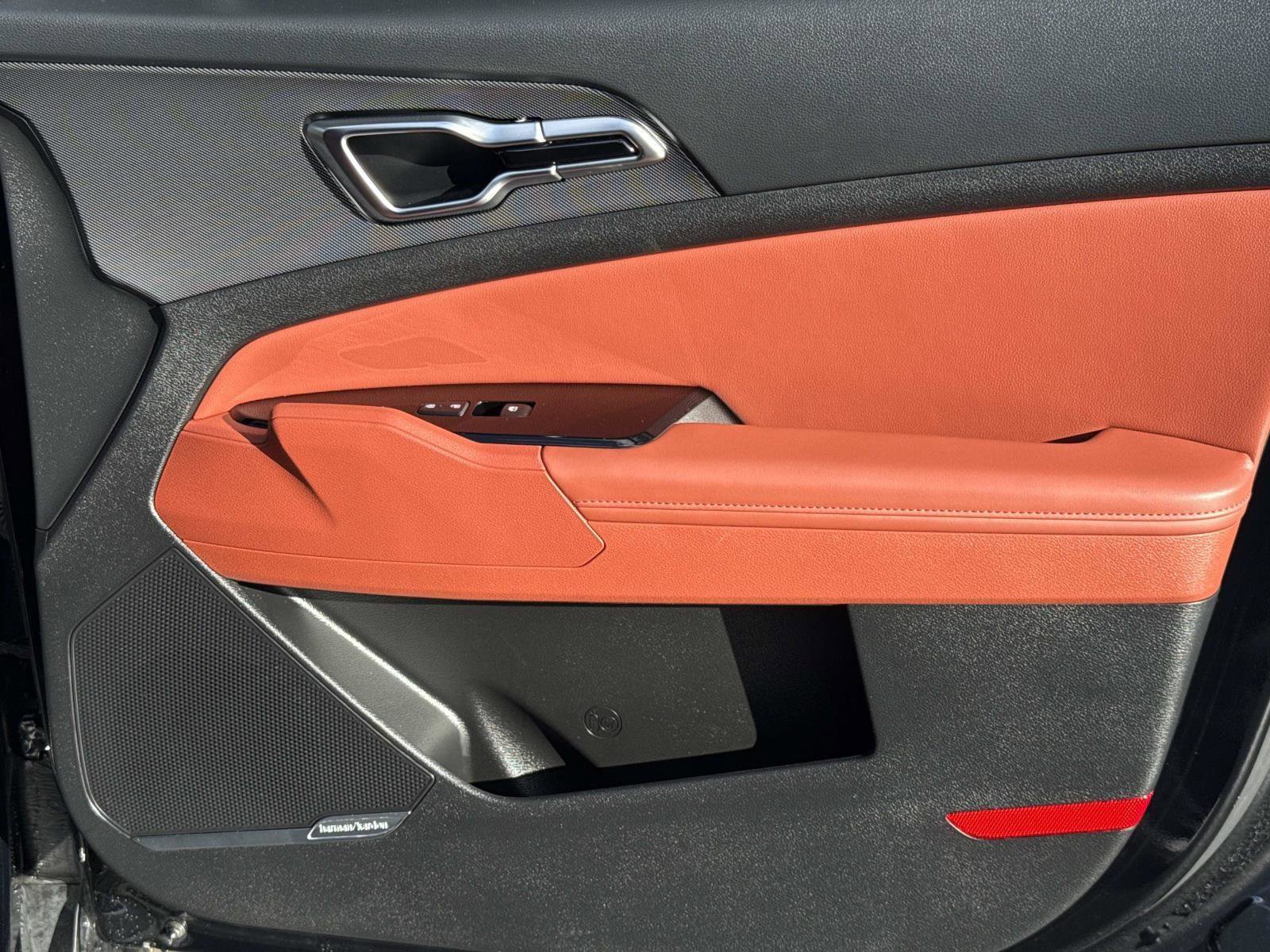 Used 2025 Kia Sportage SX image 18