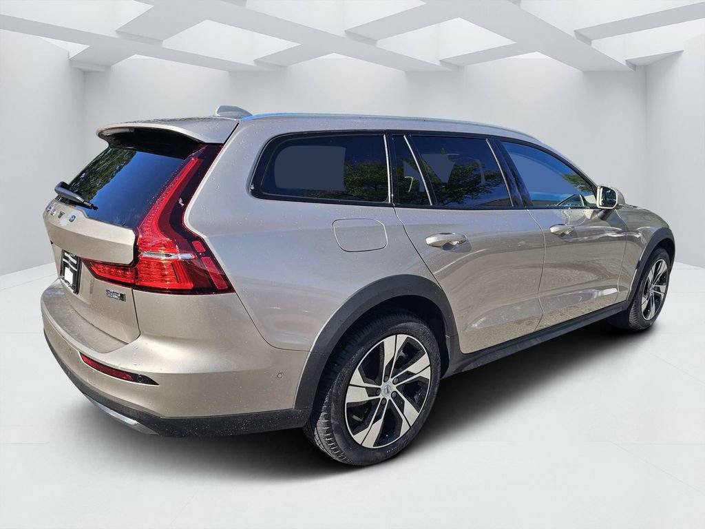 Certified 2025 Volvo V60 B5 Cross Country Plus AWD/4WD image 3
