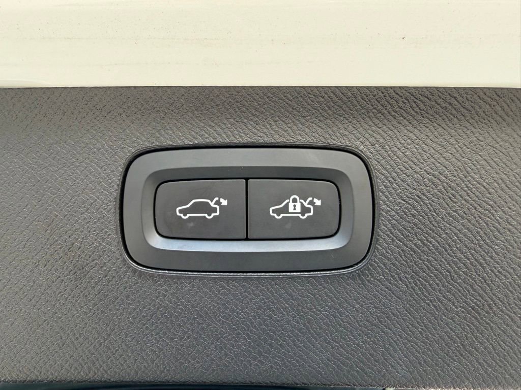 Used 2022 Volvo XC90 T6 Momentum image 11