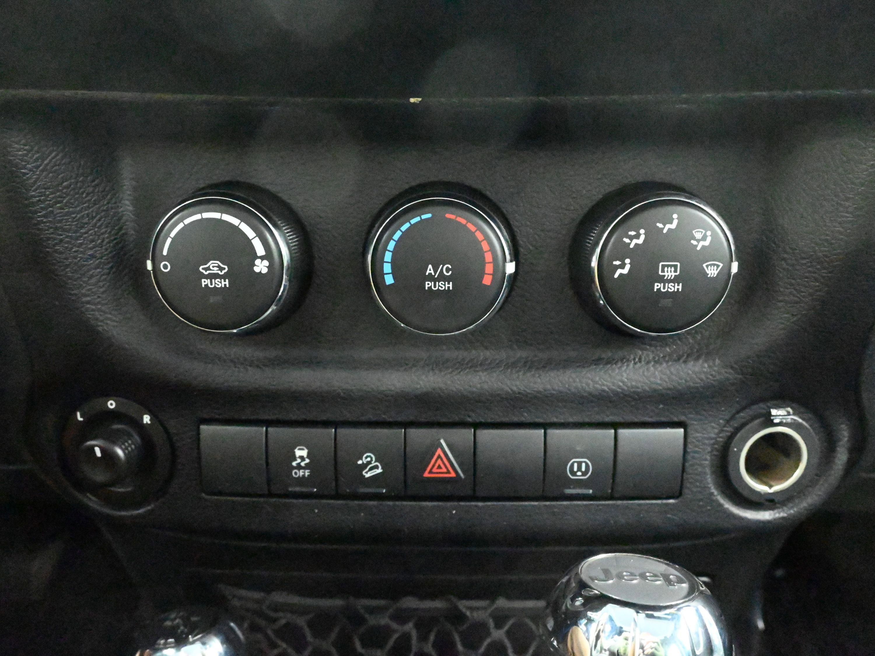 Used 2015 Jeep Wrangler Unlimited Sahara image 14