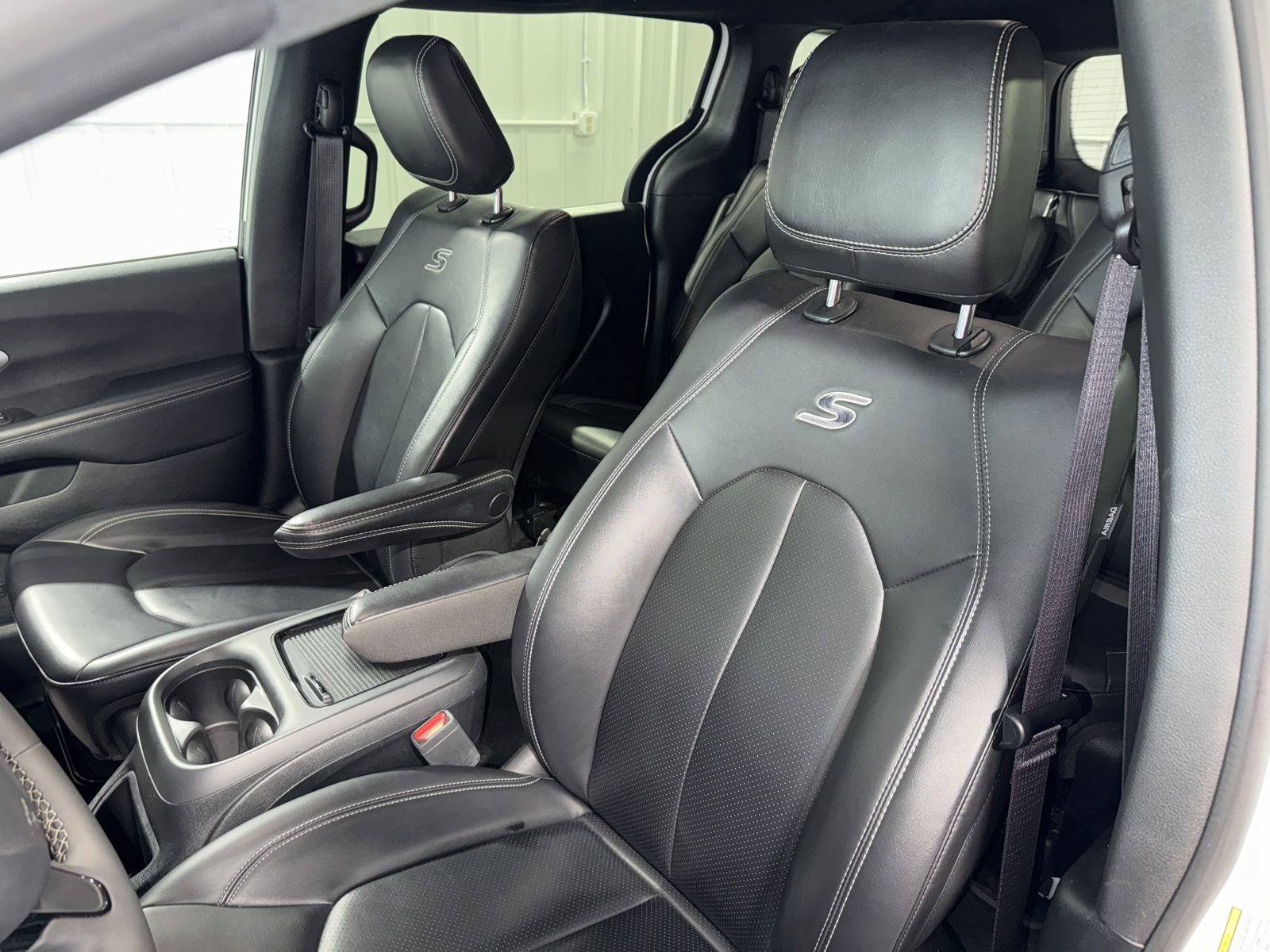 Used 2024 Chrysler Pacifica Select image 40