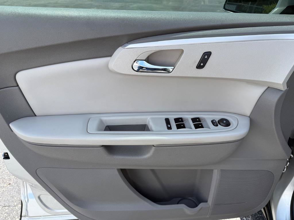 Used 2012 Chevrolet Traverse LT FWD image 16