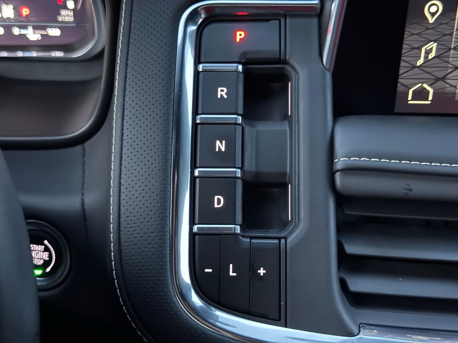 Used 2024 GMC Yukon SLT w/ SLT Luxury Package image 25