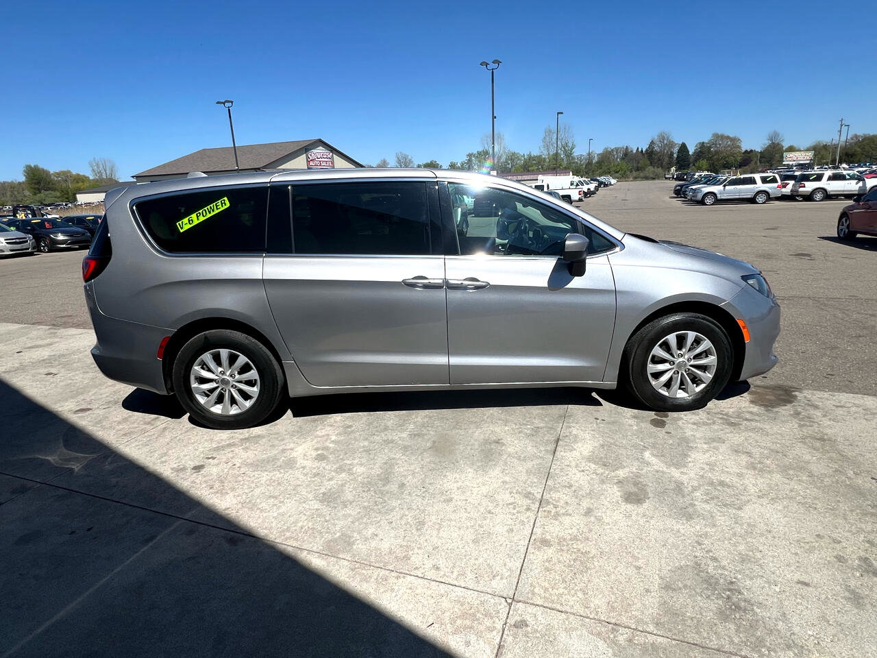 Used 2017 Chrysler Pacifica Touring w/ Tire & Wheel Group image 4