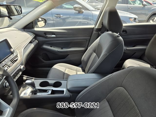 Used 2025 Nissan Altima 2.5 SV FWD image 2