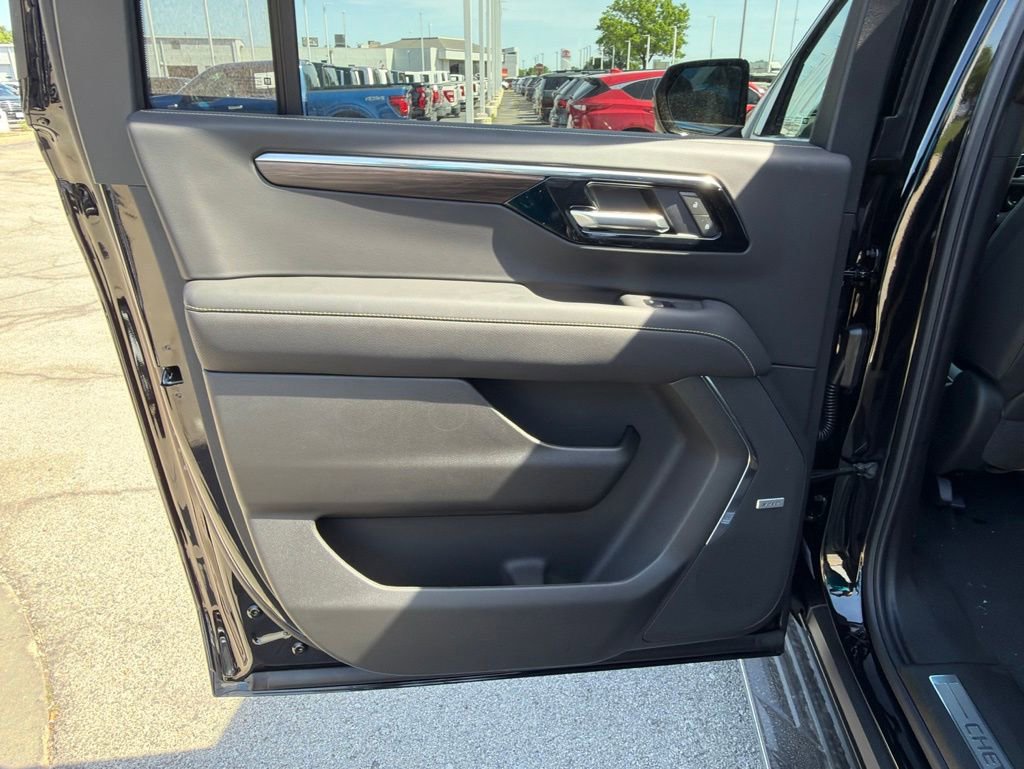 New 2026 Chevrolet Suburban Premier w/ Sun And Tow Package AWD/4WD image 19