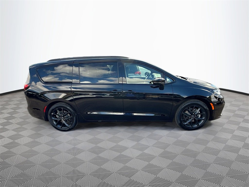 New 2026 Chrysler Pacifica Limited w/ S Appearance Package image 4