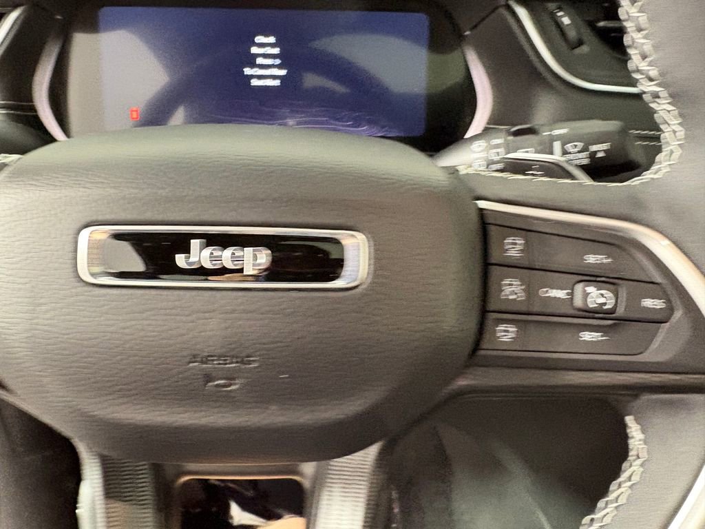 Used 2025 Jeep Grand Cherokee Altitude AWD/4WD image 23