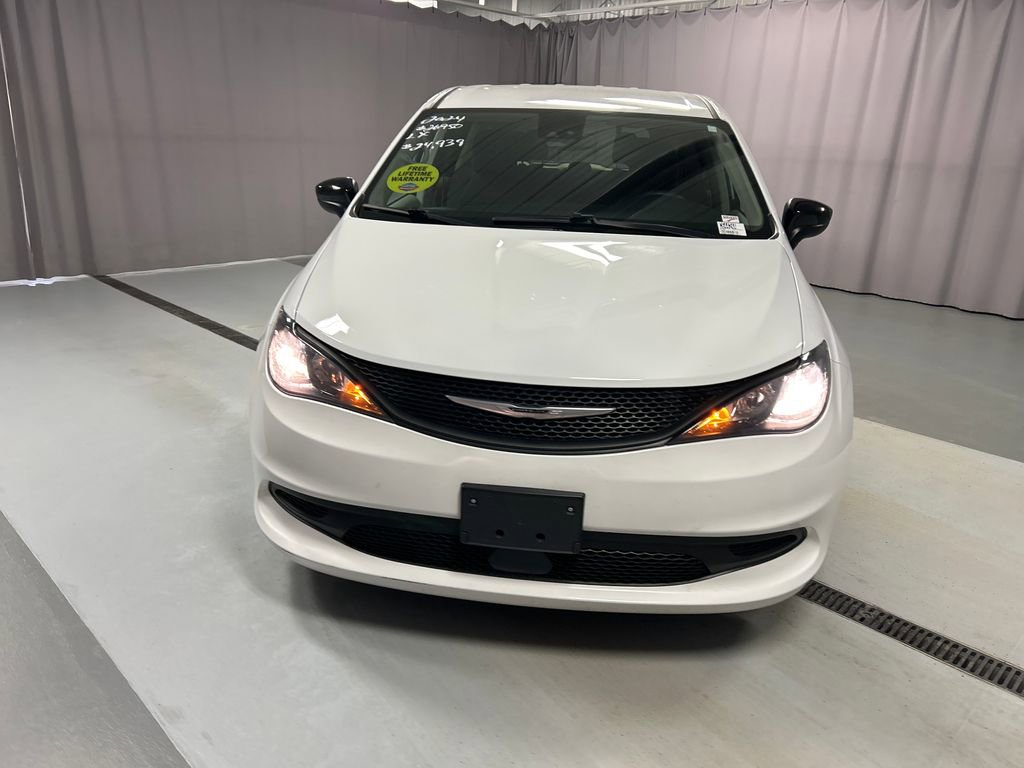 Used 2024 Chrysler Voyager LX FWD image 2