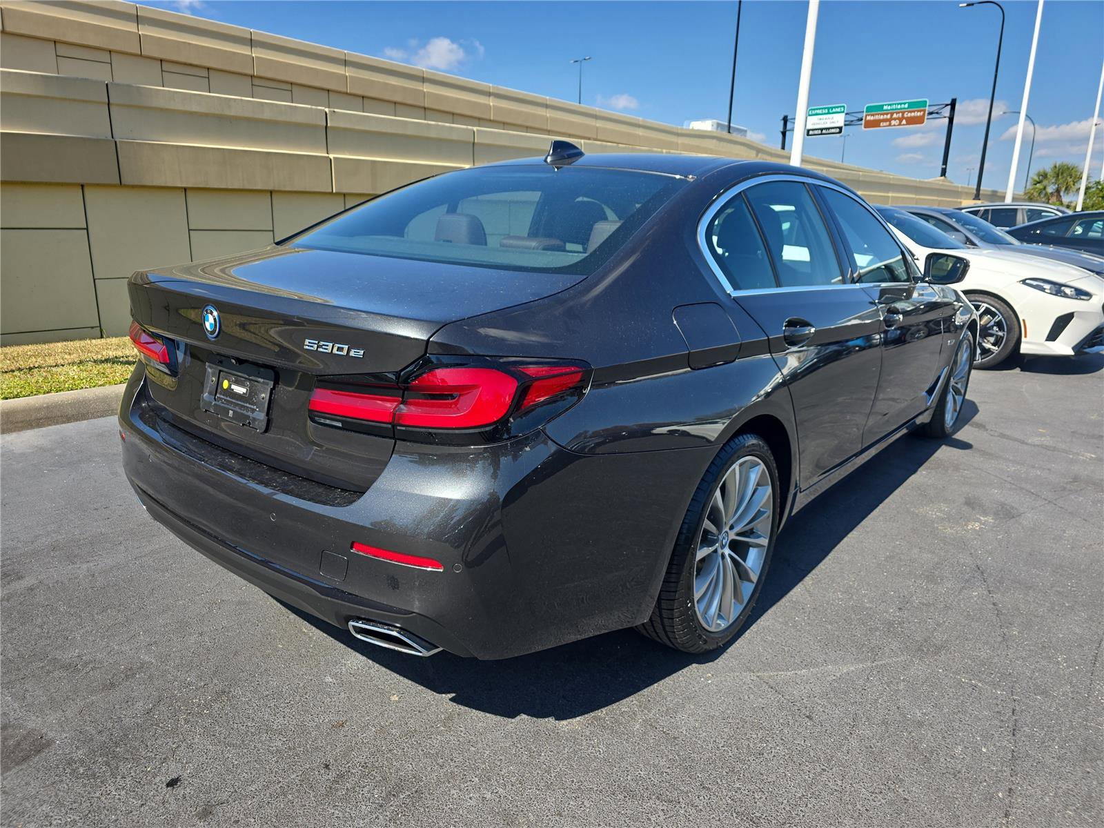 Certified 2023 BMW 530e w/ Premium Package image 3