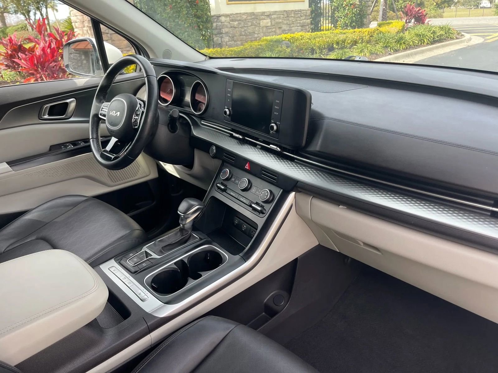 Used 2022 Kia Carnival LX image 7