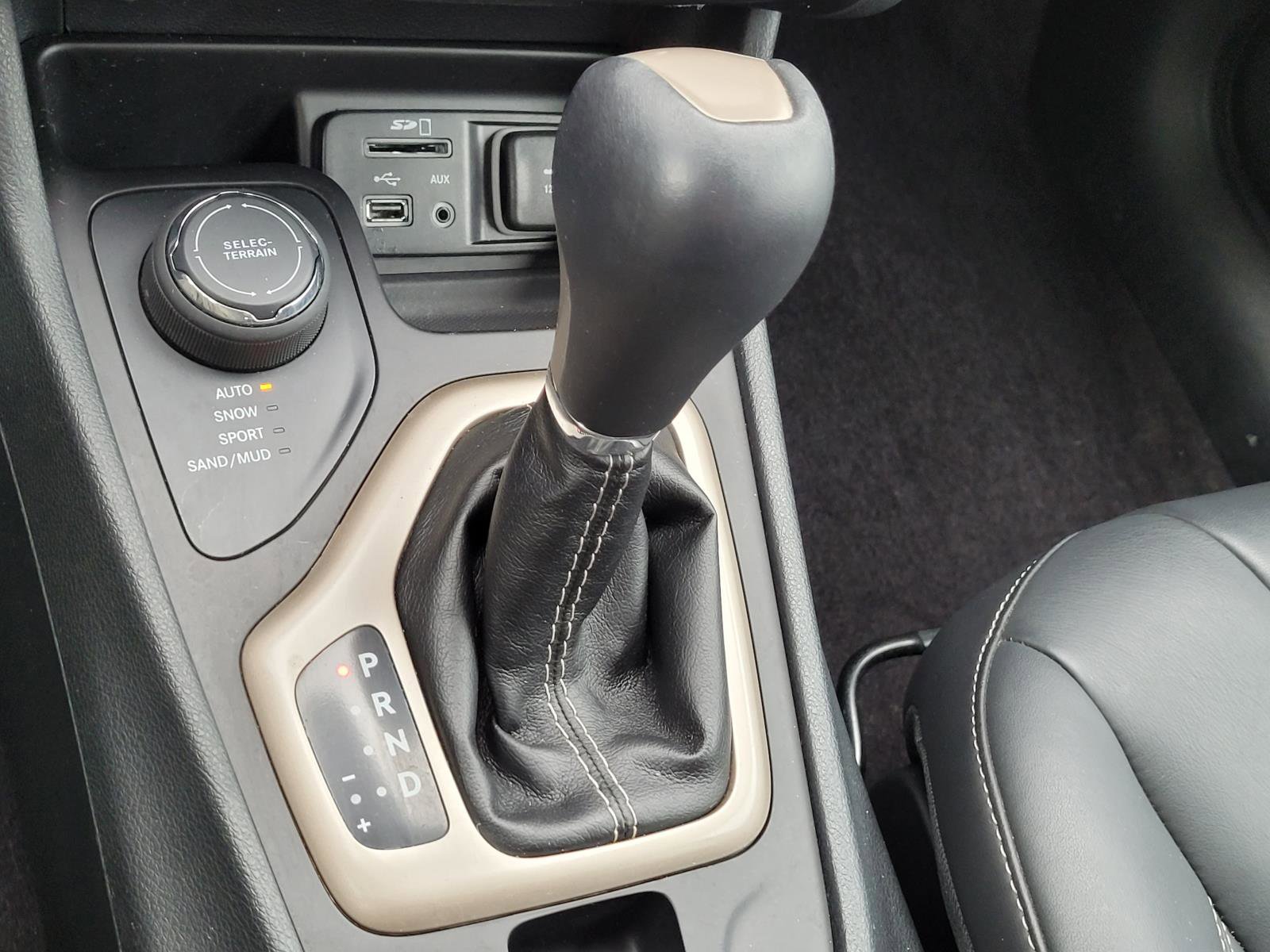 Used 2016 Jeep Cherokee Limited image 14