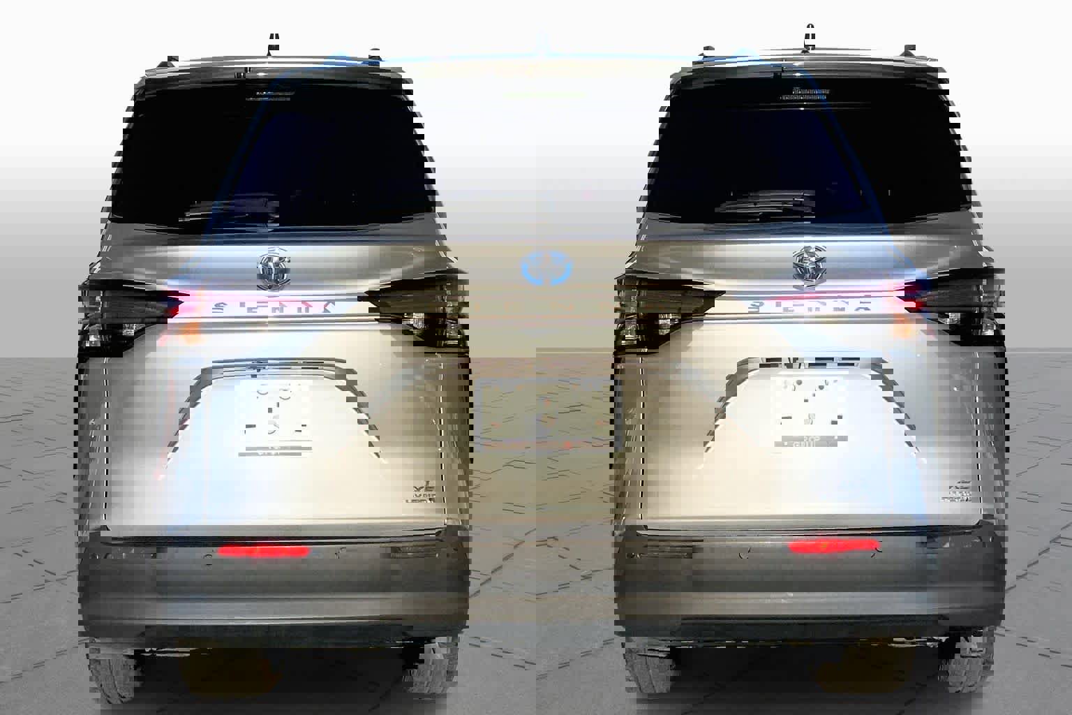 Used 2024 Toyota Sienna XLE image 5