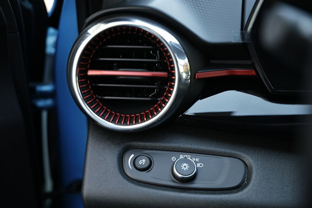 Used 2025 Chevrolet Trax RS w/ Sunroof Package FWD image 29