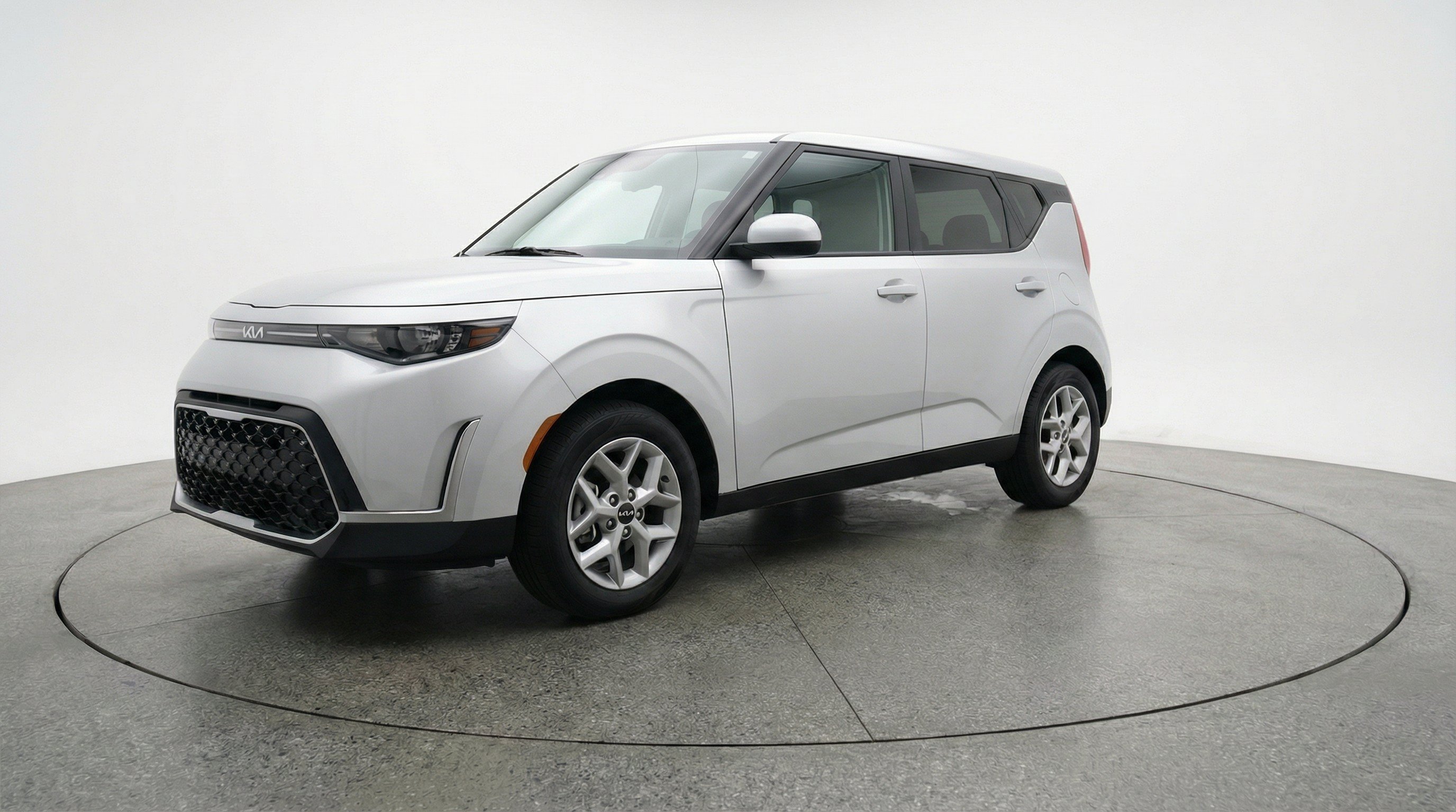 Used 2025 Kia Soul LX w/ LX Technology Package FWD image 3