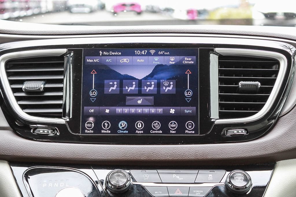 Used 2018 Chrysler Pacifica Touring-L w/ Tire & Wheel Group FWD image 14