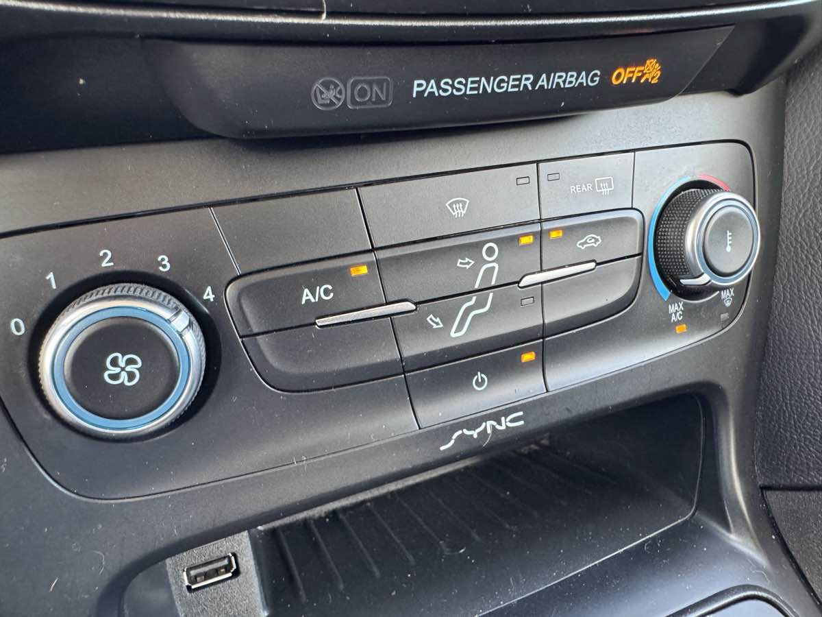 Used 2017 Ford Focus SE FWD image 29