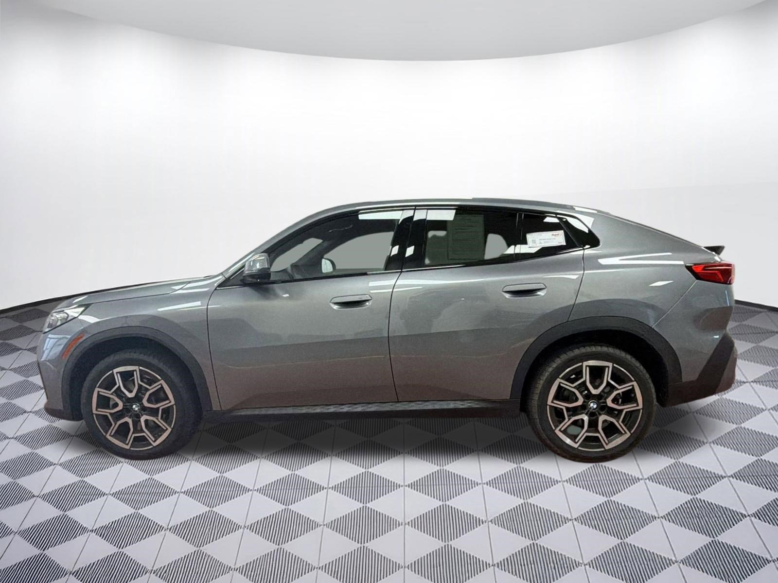 Certified 2025 BMW X2 xDrive28i w/ Technology Package image 2