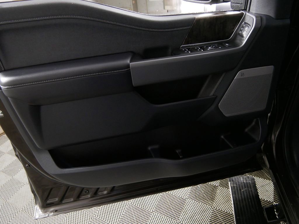 Used 2025 Ford F250 Lariat w/ Chrome Package image 12