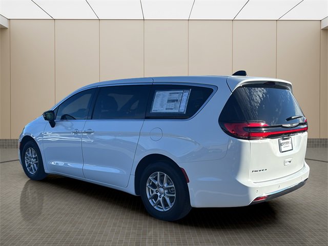 New 2026 Chrysler Pacifica Select image 3