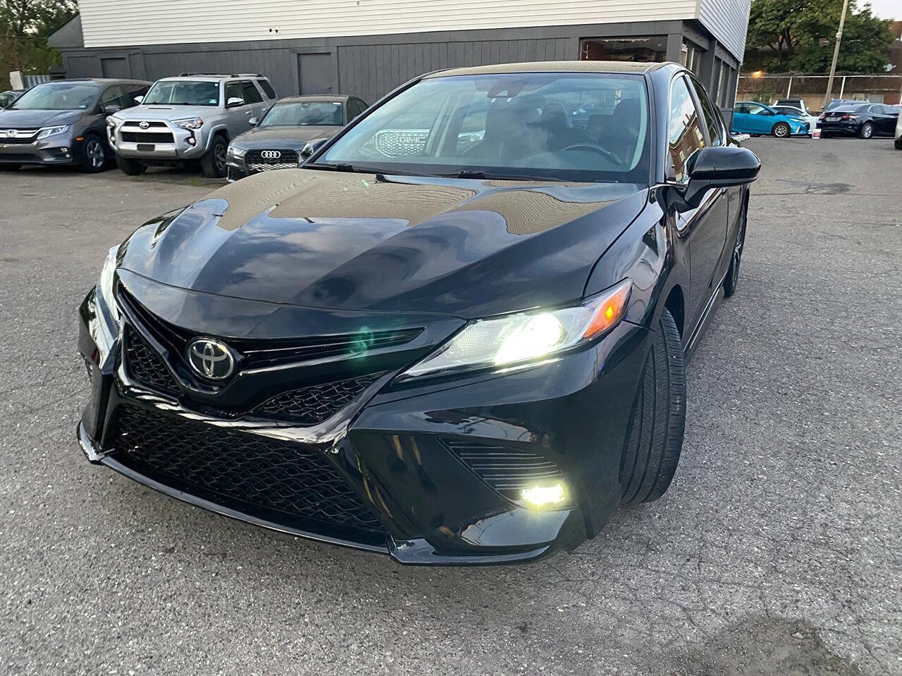Used 2019 Toyota Camry SE image 2