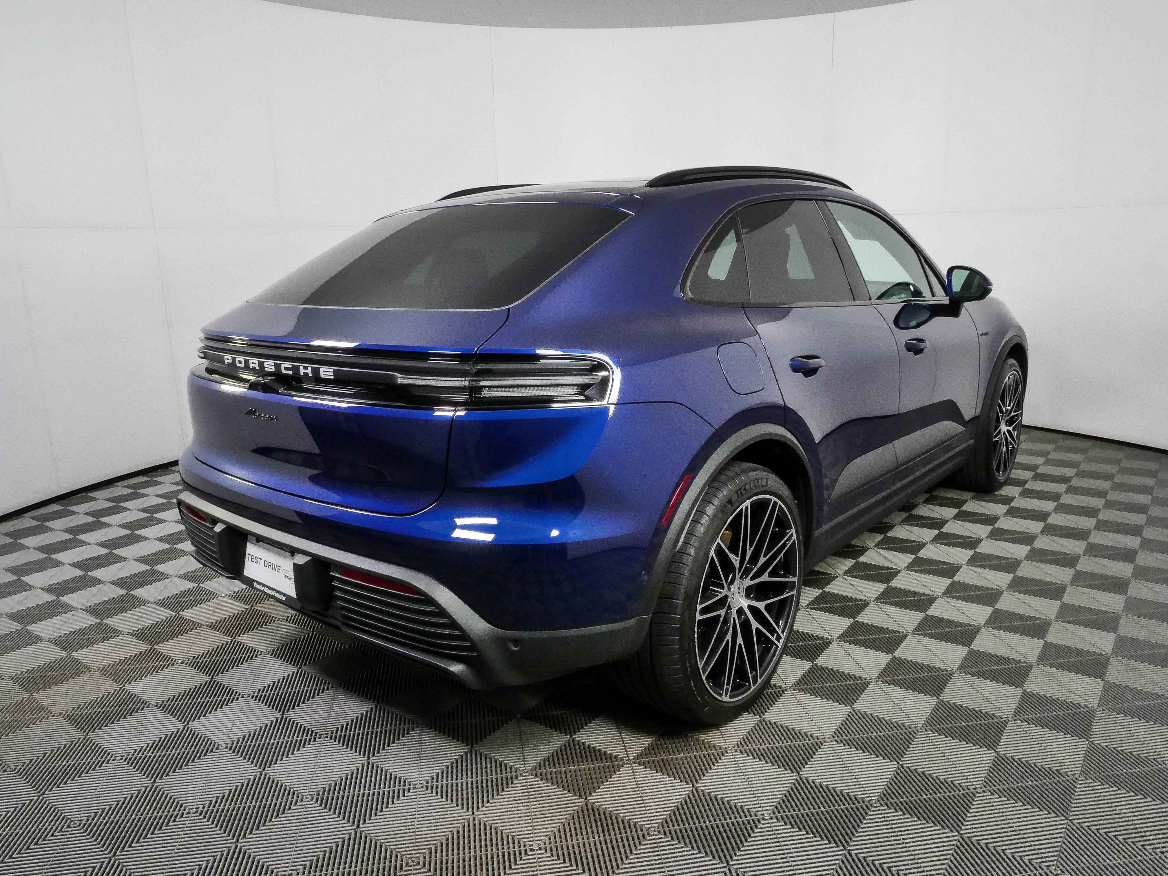 Certified 2025 Porsche Macan Electric RWD image 30