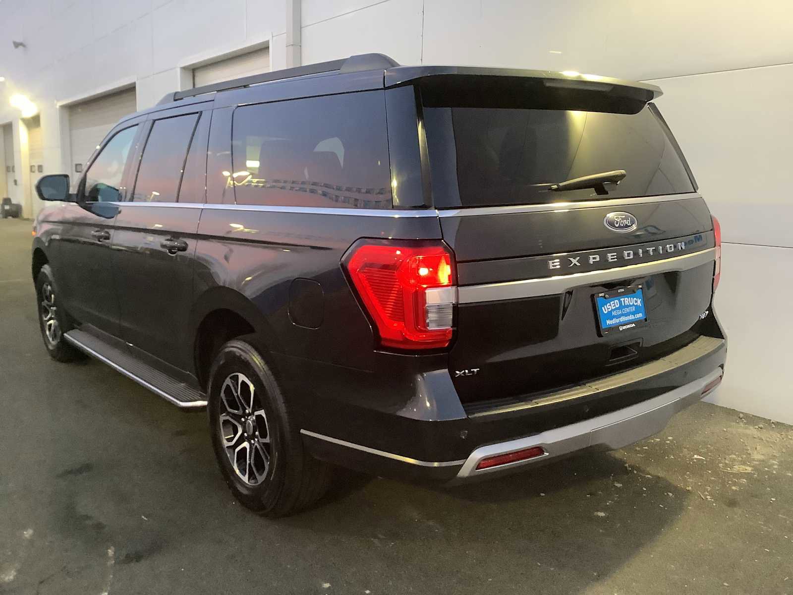 Used 2023 Ford Expedition Max XLT image 4