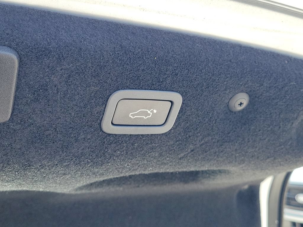 Used 2022 Jaguar XF SE RWD image 10