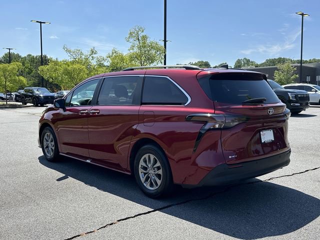 Used 2025 Toyota Sienna XLE FWD image 7