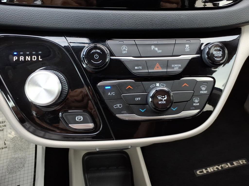 Used 2020 Chrysler Voyager L image 15