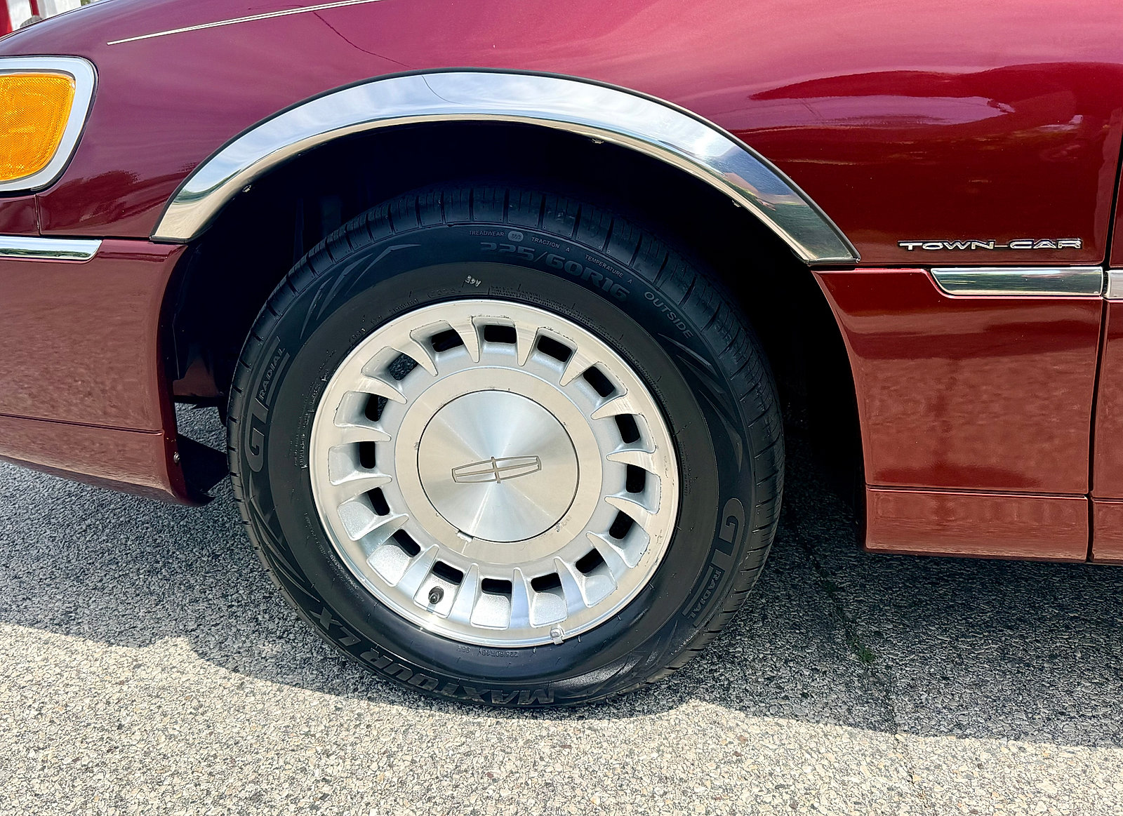 Used 2002 Lincoln Town Car Executive RWD image 15