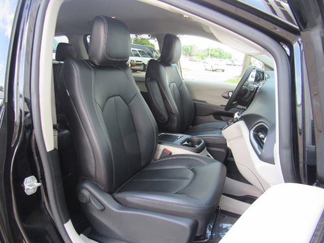 Used 2024 Chrysler Pacifica Touring-L FWD image 22