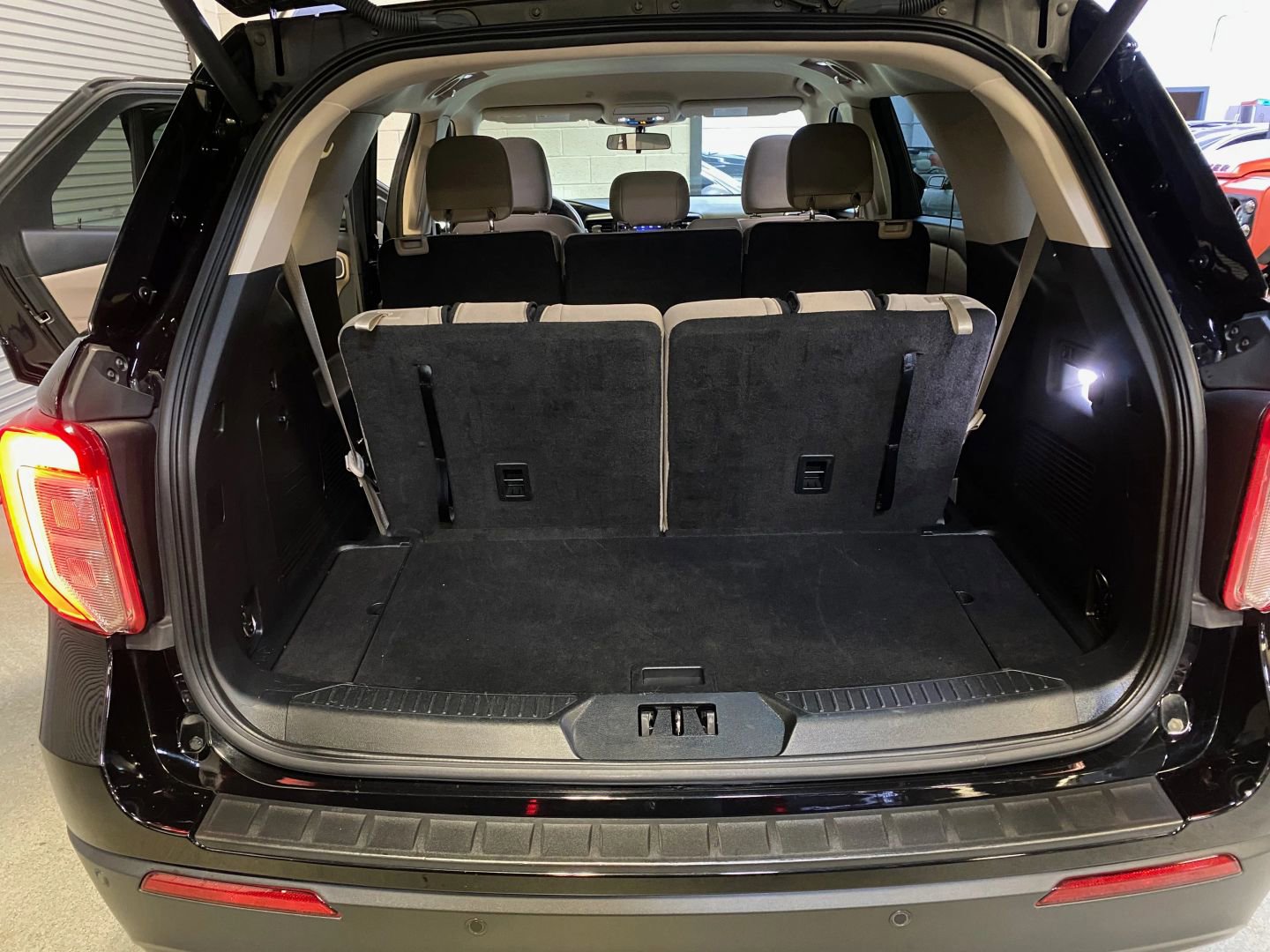 Used 2023 Ford Explorer XLT image 33