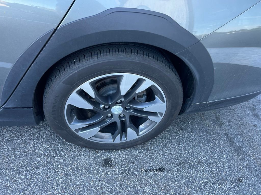 Used 2018 Buick Regal Essence w/ Driver Confidence Package #1 AWD/4WD image 3