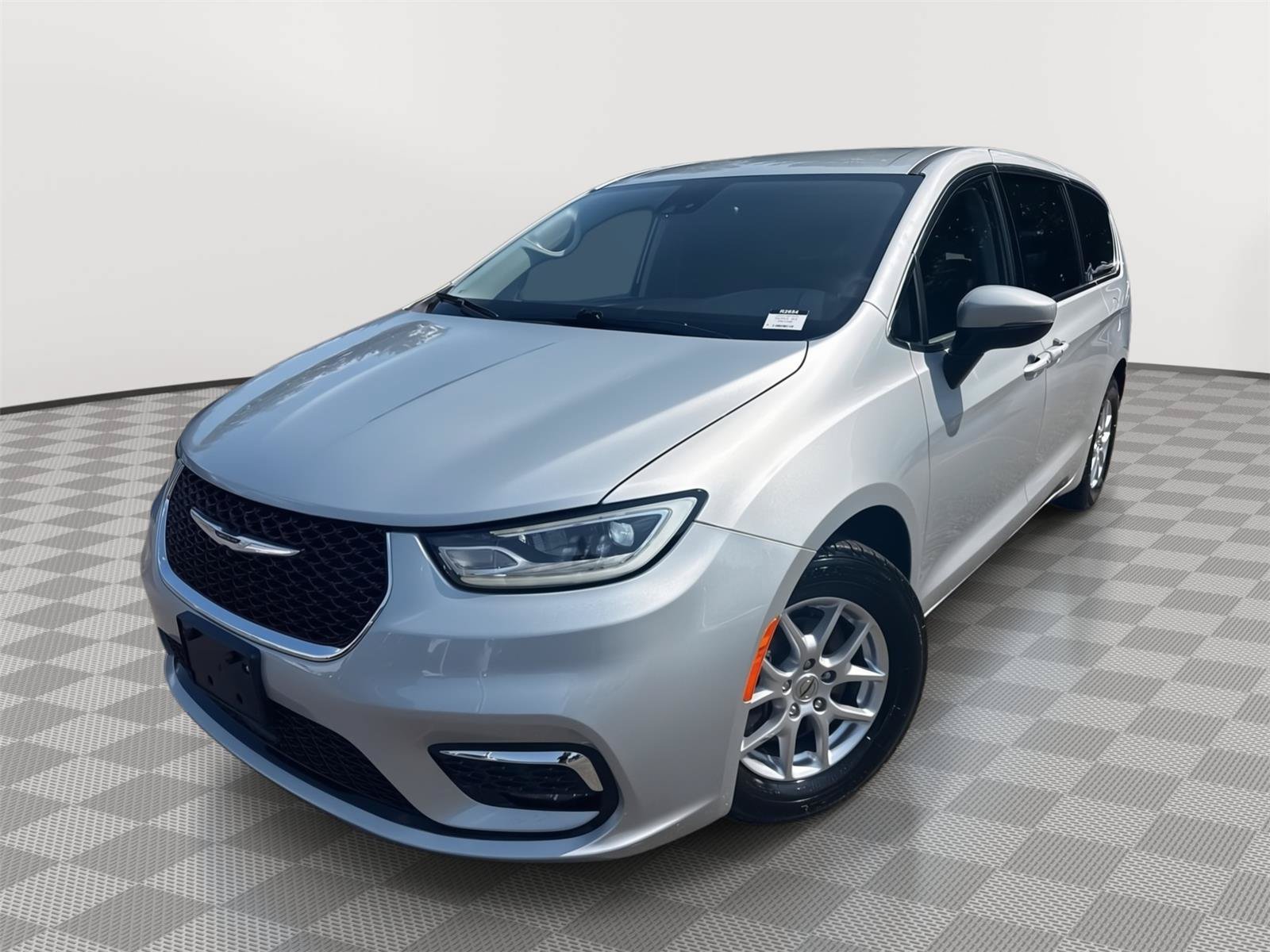 Used 2023 Chrysler Pacifica Touring-L FWD image 2