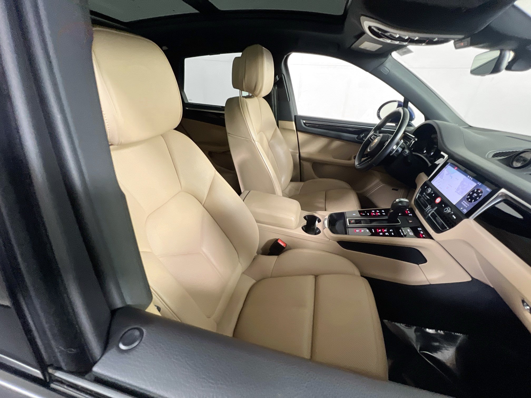 Used 2024 Porsche Macan AWD/4WD image 28