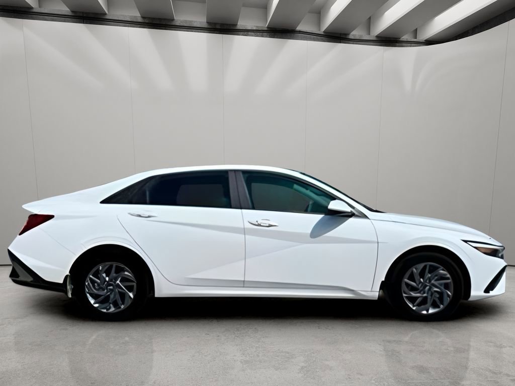 Used 2025 Hyundai Elantra Blue image 11