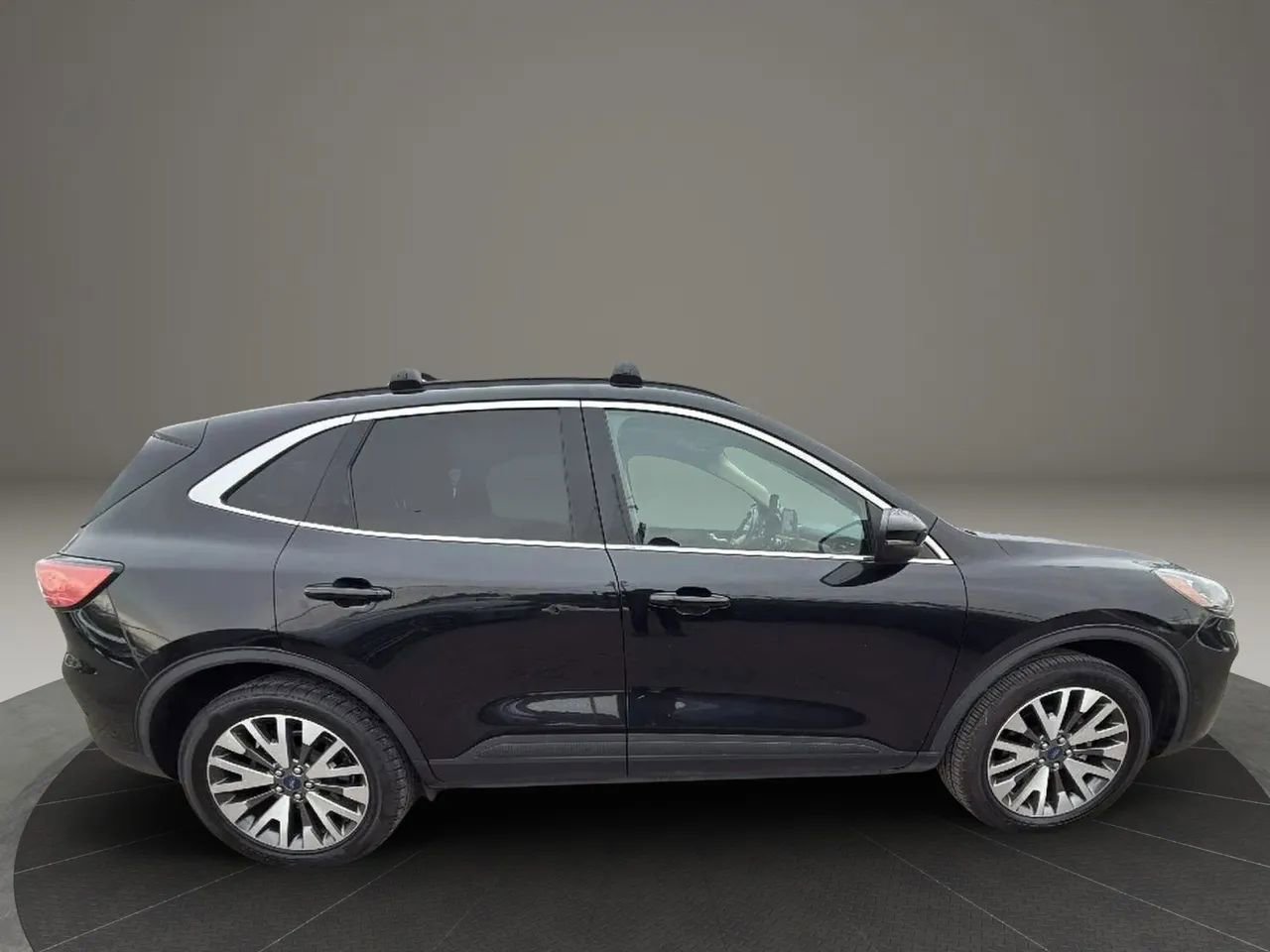 Used 2020 Ford Escape Titanium image 4