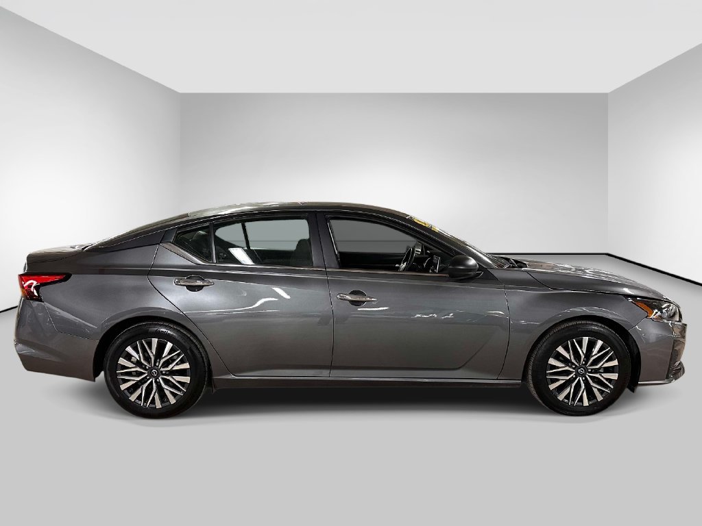 Used 2025 Nissan Altima 2.5 SV FWD image 4