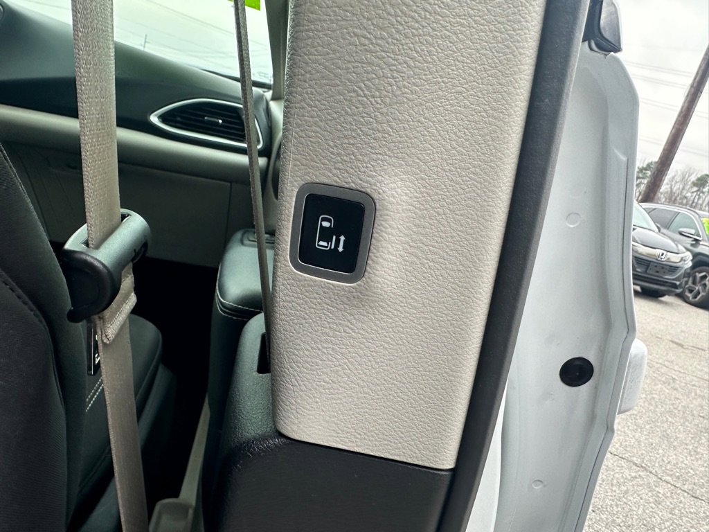Used 2023 Chrysler Voyager LX image 23